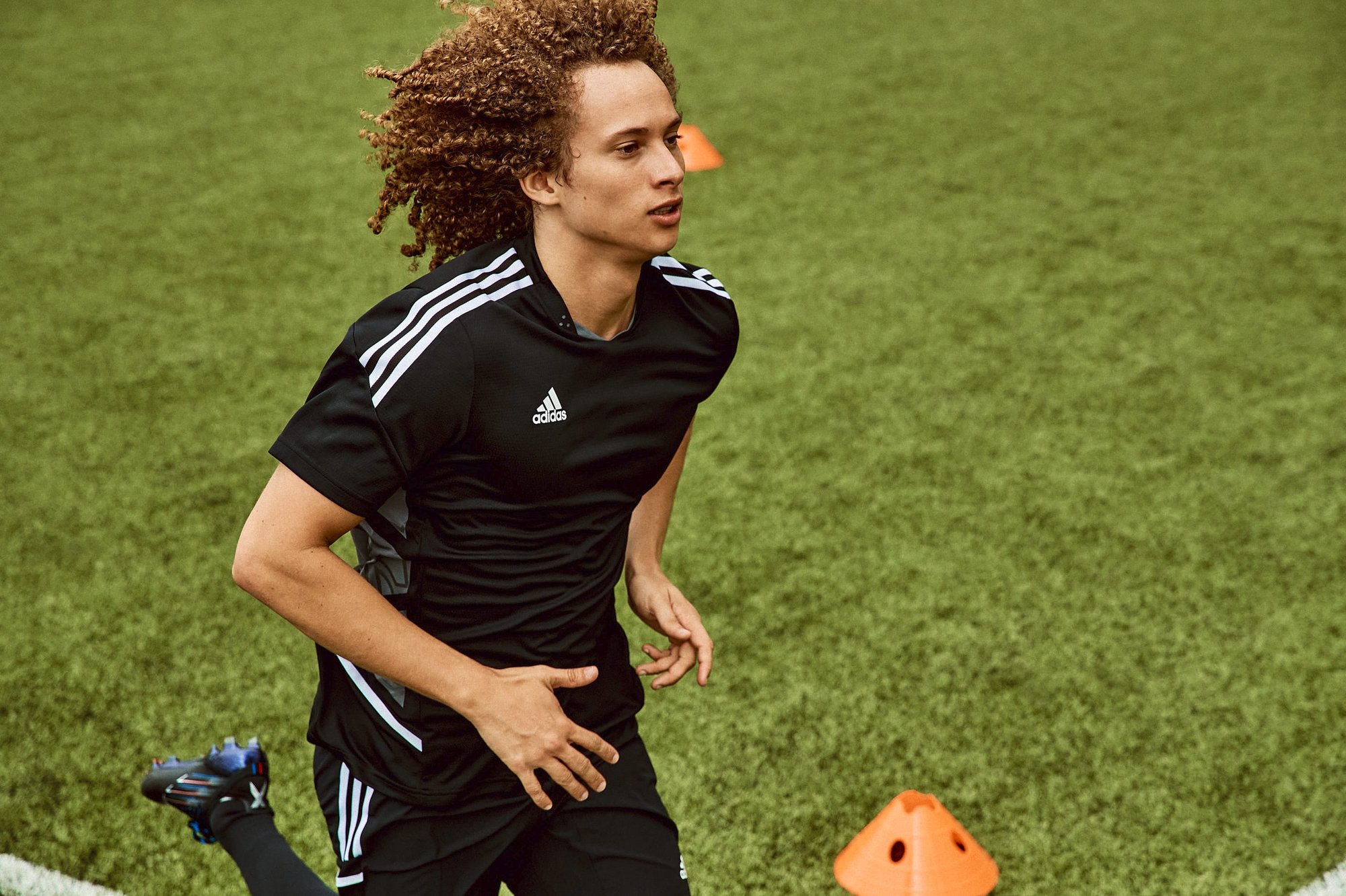 H22955-SS22_Badge_FootballPerformance_Outfit01_Q1_Men_14-813481