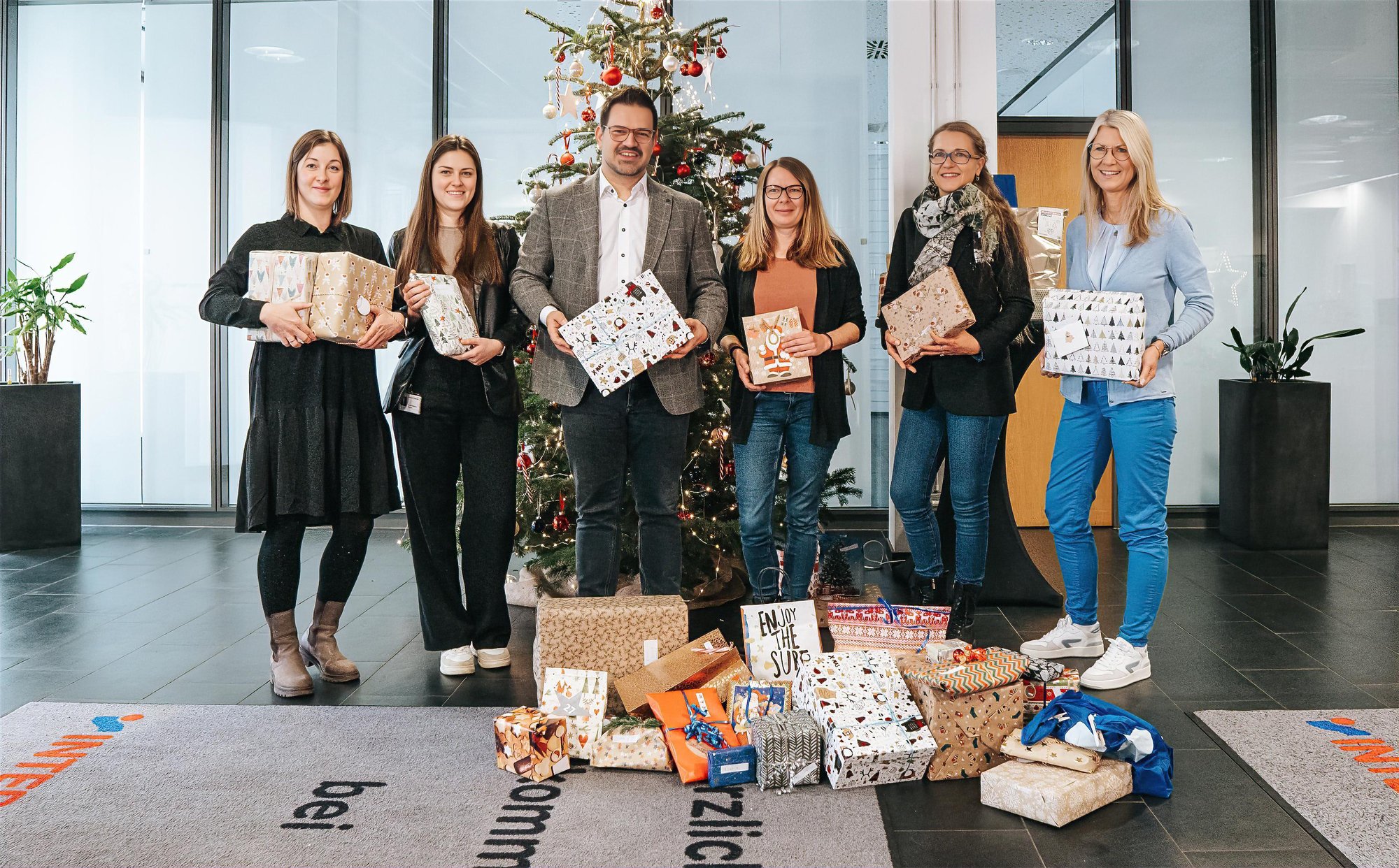 INTERSPORT_DE_Geschenkeuebergabe_Wunschbaum2023