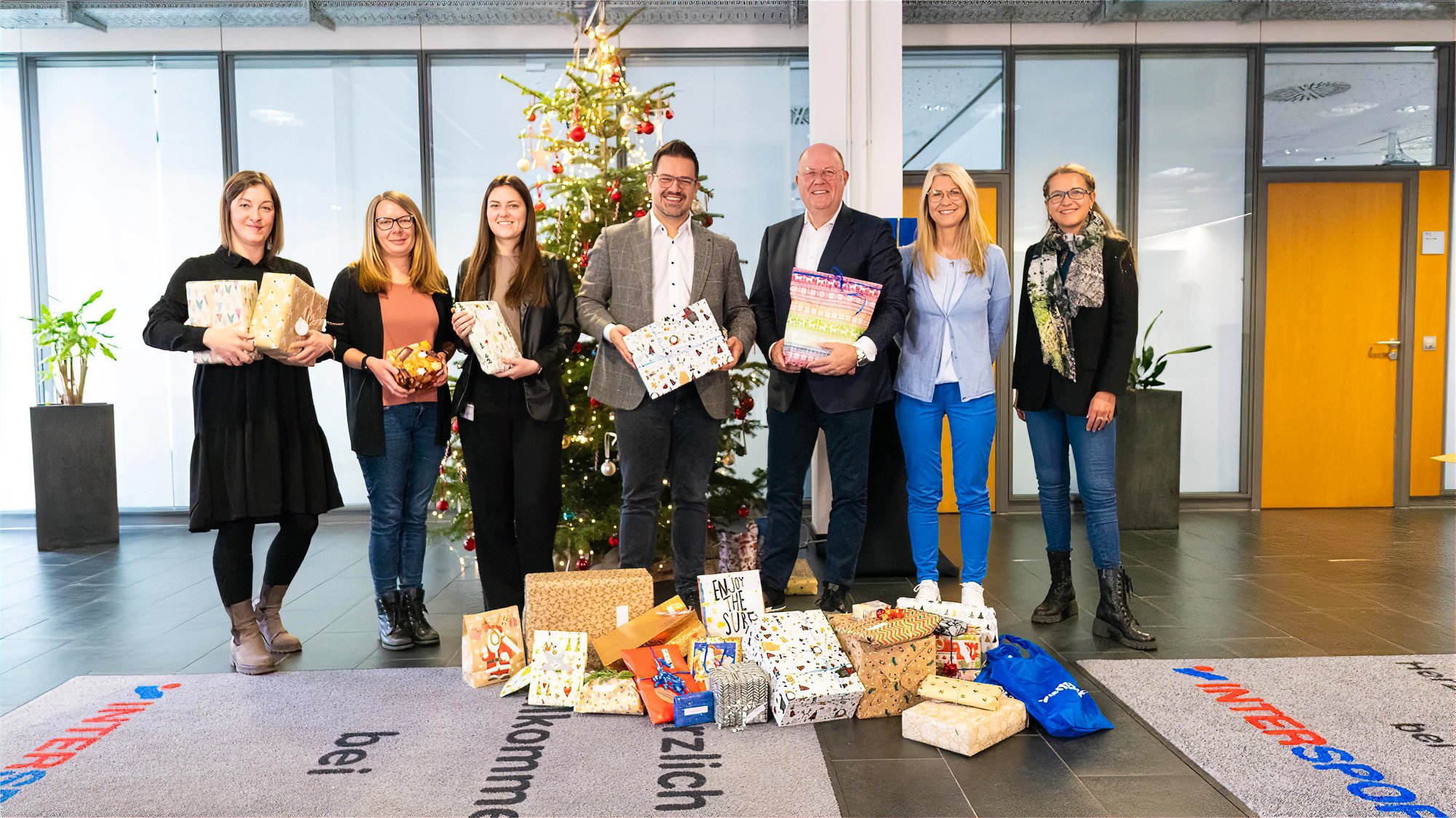 INTERSPORT_DE_Geschenkeuebergabe_Wunschbaum2023_1