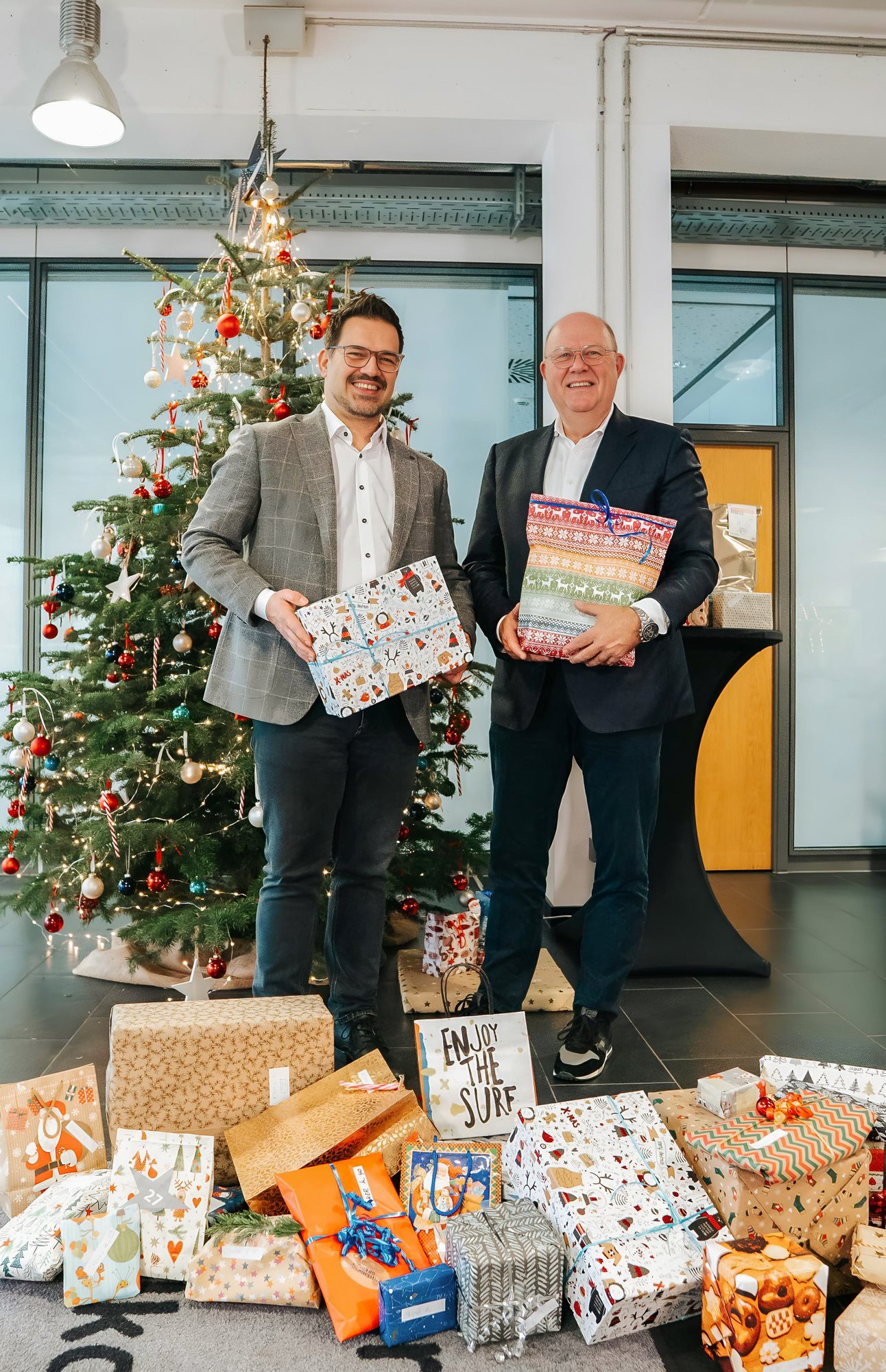 INTERSPORT_DE_Geschenkeuebergabe_Wunschbaum2023_2
