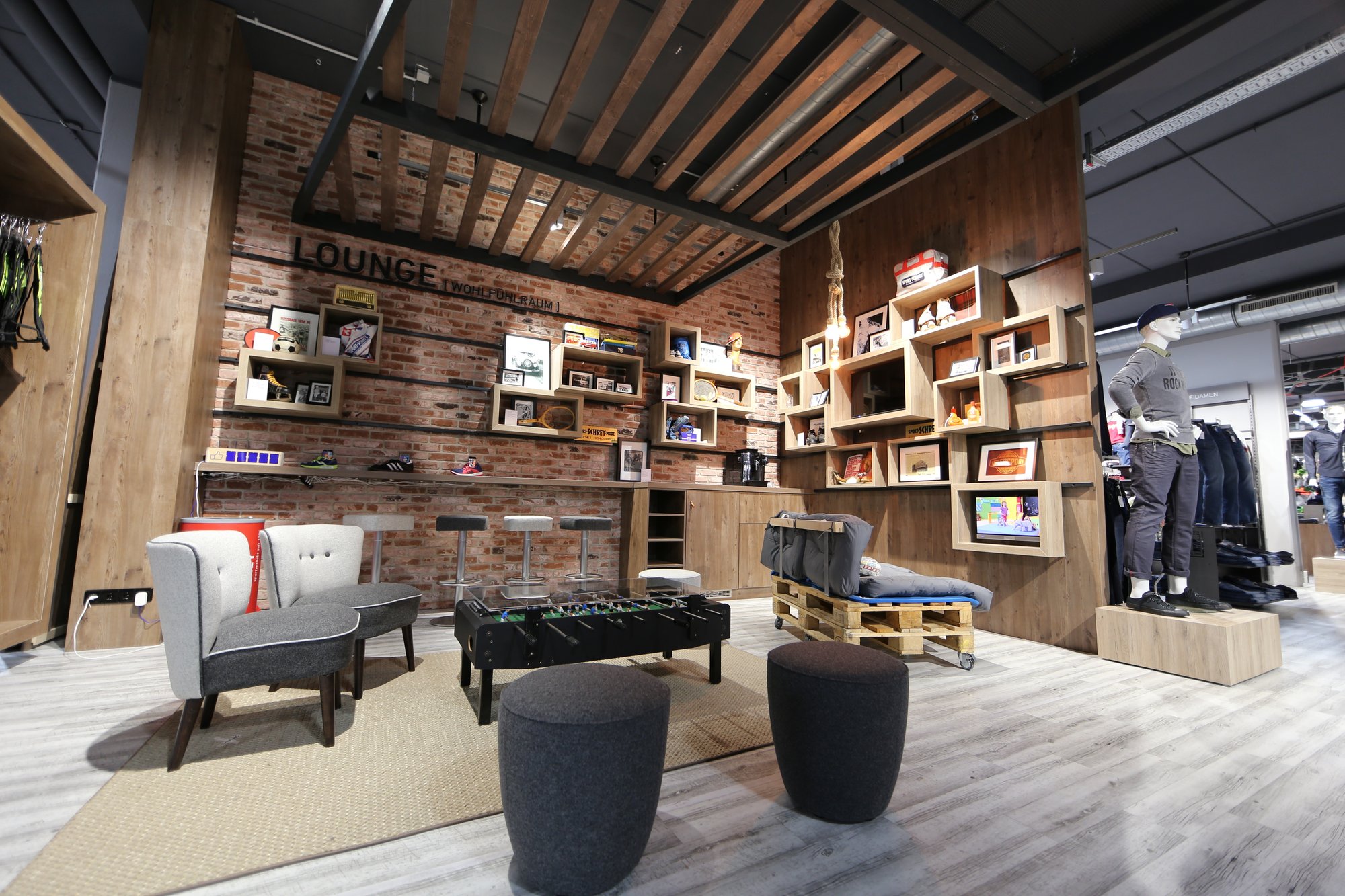 INTERSPORT Schrey_Loungebereich