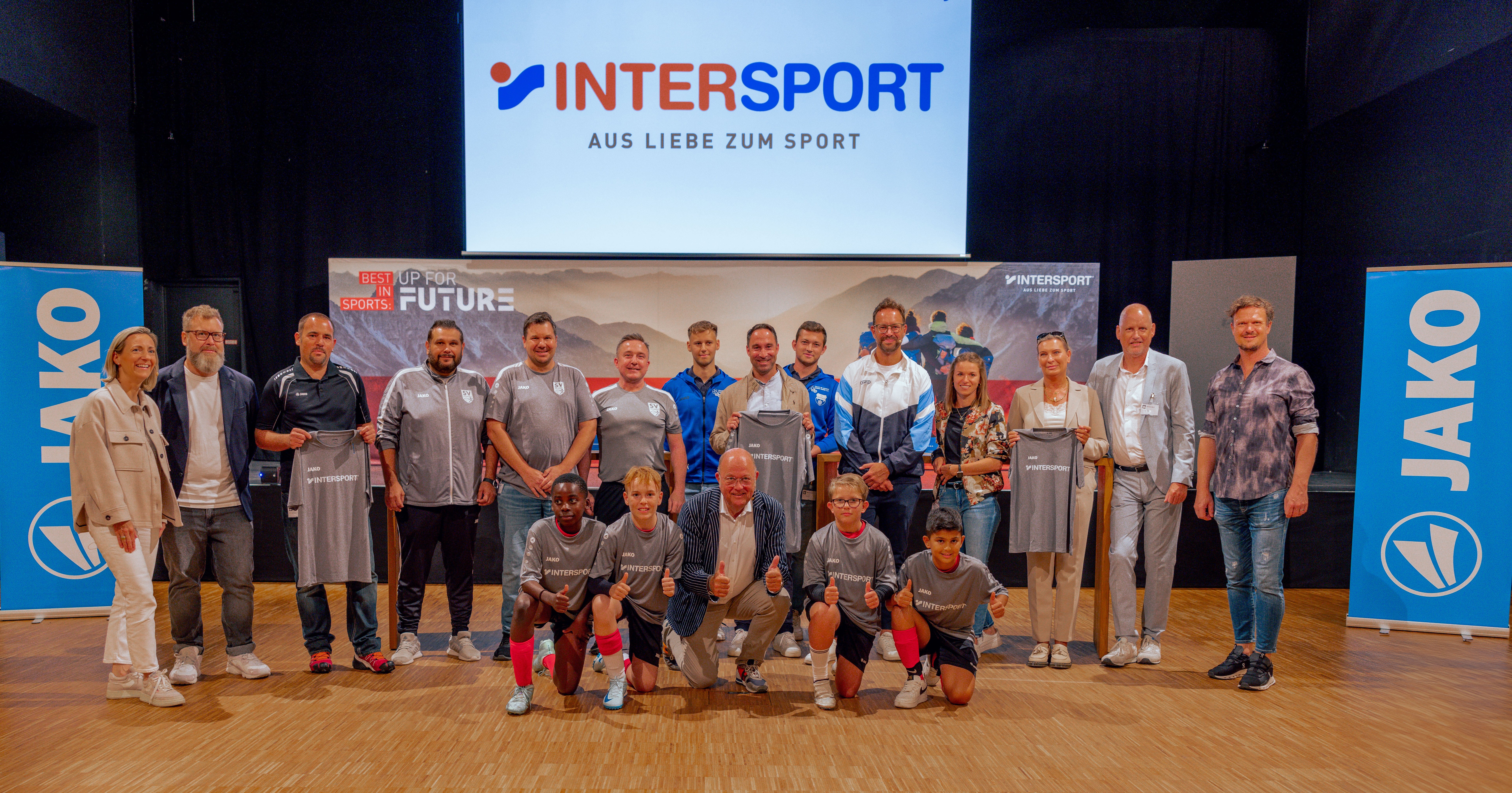 INTERSPORT DEUTSCHLAND UND JAKO ÜBERGEBEN 1.000 TRIKOTSÄTZE AN SPORTVEREINE IN GANZ DEUTSCHLAND